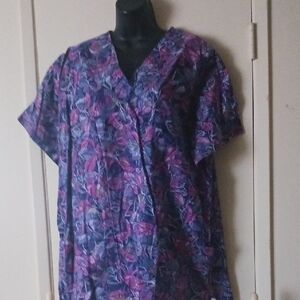 Peaches Uniforms Scrub Top Purple and Blue Floral 2 Pockets Sz. XL